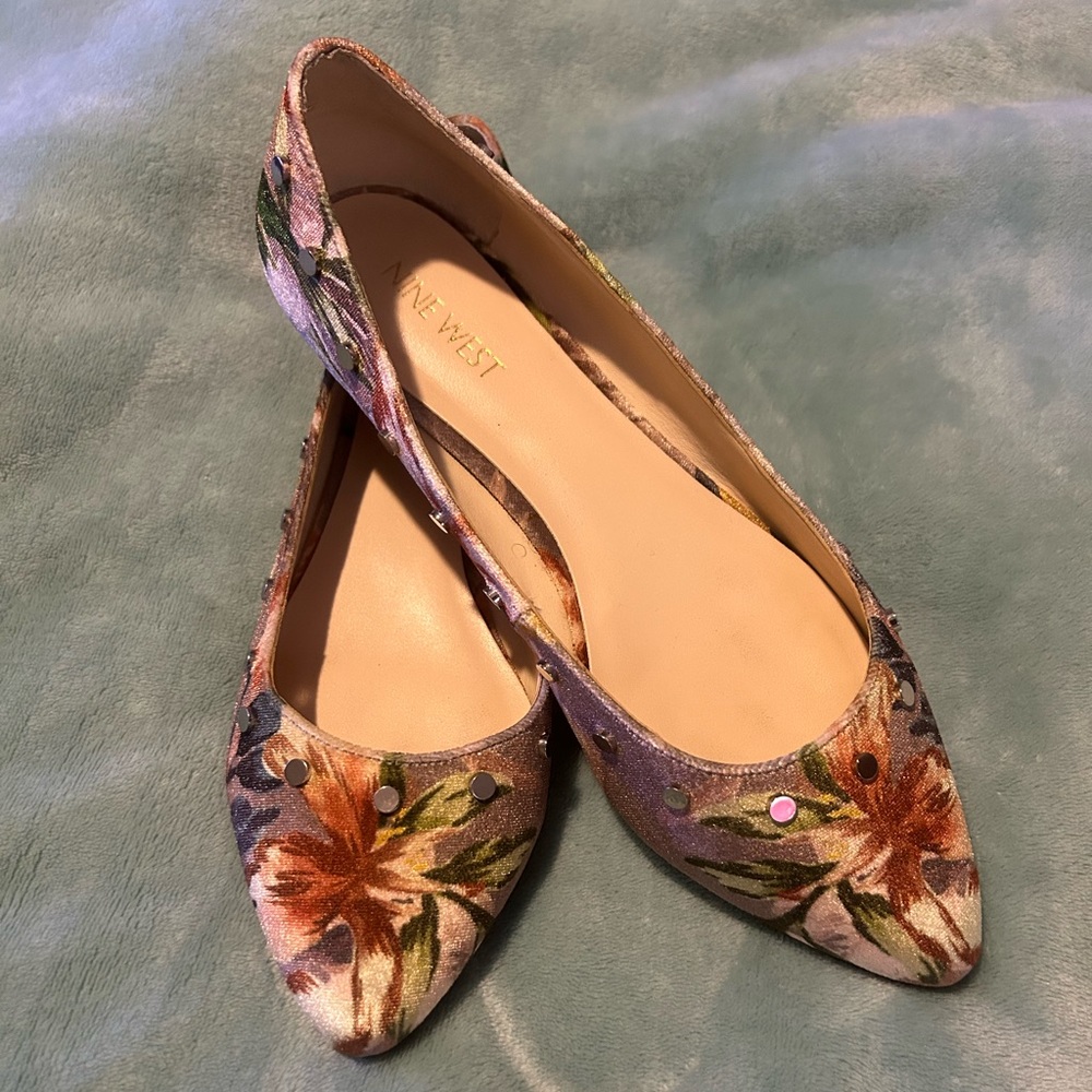Nine West taupe velvet flats